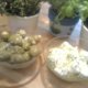 Valkosipulimarinoidut oliivit ja yrttimarinoitu feta
