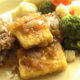 Tofua hapanimelässä kastikkeessa