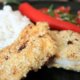 Seesampaneroitu kala paistettujen vihannesten, chilijogurtin ja riisin kera