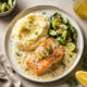 Kermainen uunilohi parmesaani perunamuusilla